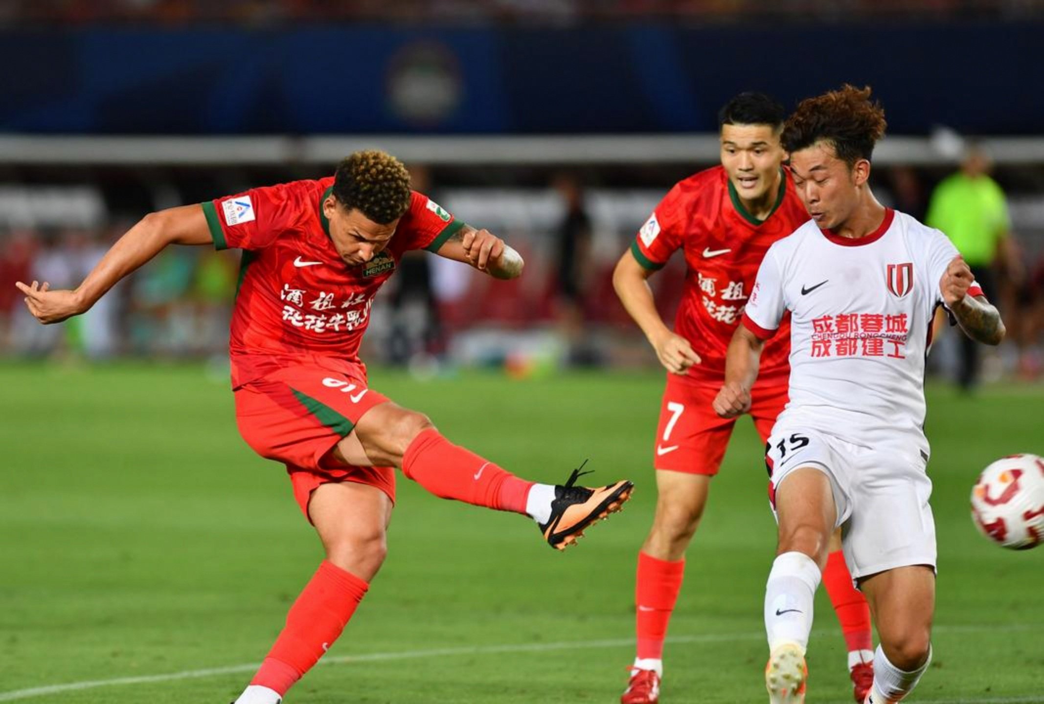  中超赛程吃紧，罗马关键时刻内部沟通，更衣室稳定，赛程密集仍需轮换