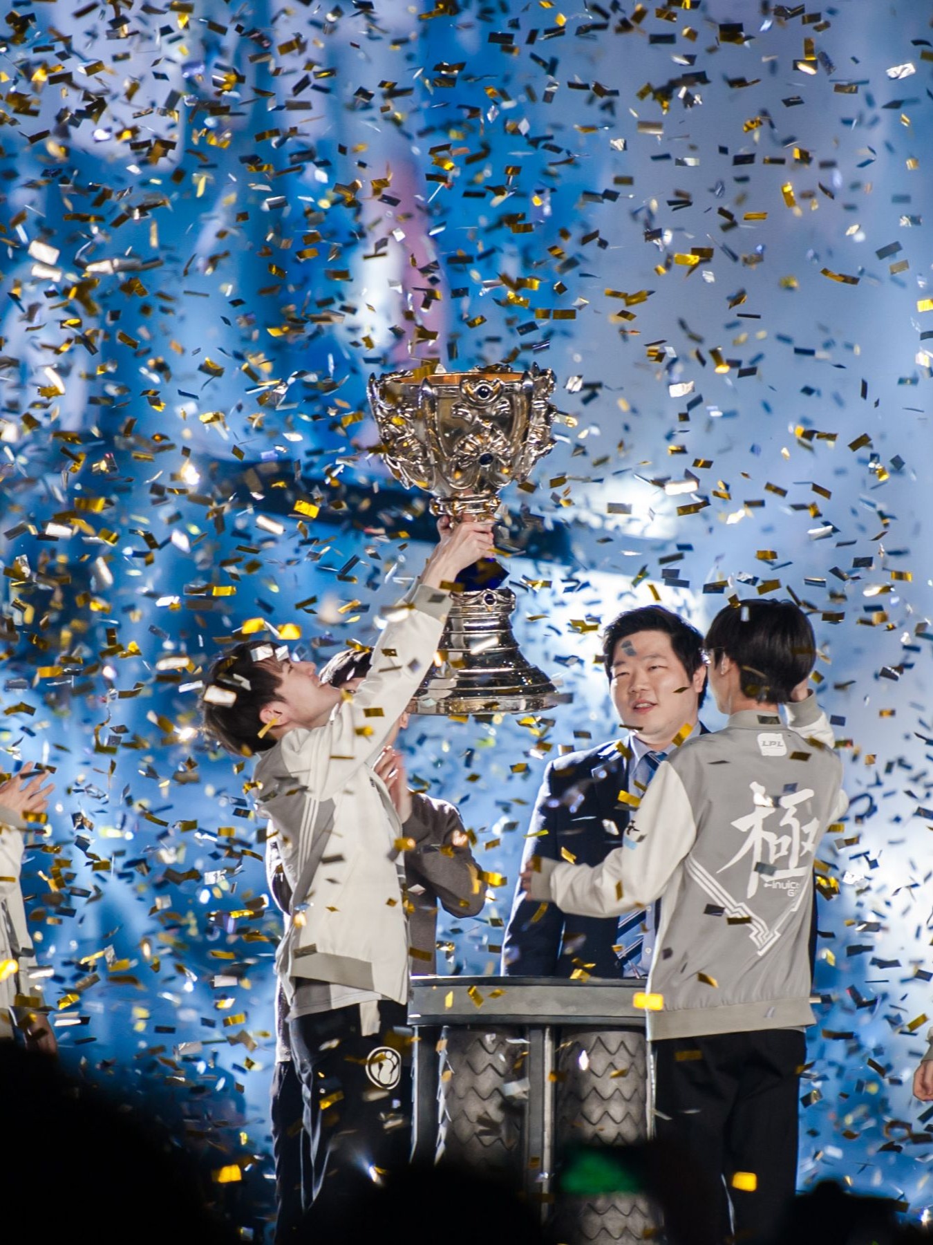 江南体育-关于Rookie回归赛场，赛况扑朔迷离首场状态亮眼，FPX观众沸腾！的信息